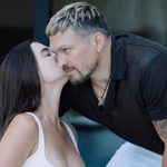 Александр Усик и его жена Екатерина отметили 17 лет вместе и показали романтическую черно-белую фотосессию в честь семейной годовщины.
