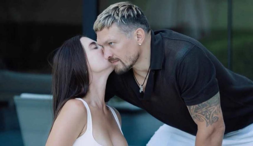 Александр Усик и его жена Екатерина отметили 17 лет вместе и показали романтическую черно-белую фотосессию в честь семейной годовщины.