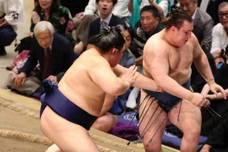 Оносато выиграл Aki Basho 2026, Аонишики остановился в шаге от Кубка Императора, а турнир запомнился травмами и интригой до финала.
