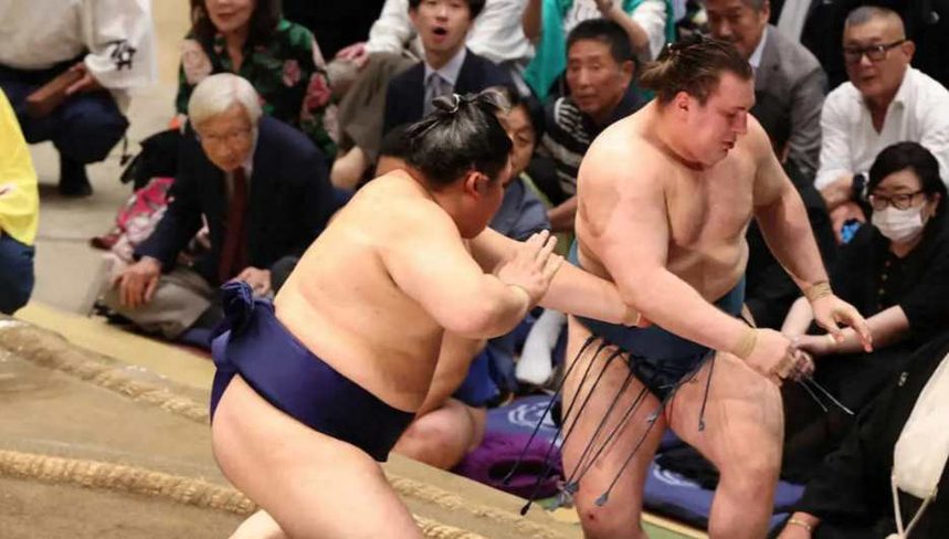 Оносато выиграл Aki Basho 2026, Аонишики остановился в шаге от Кубка Императора, а турнир запомнился травмами и интригой до финала.