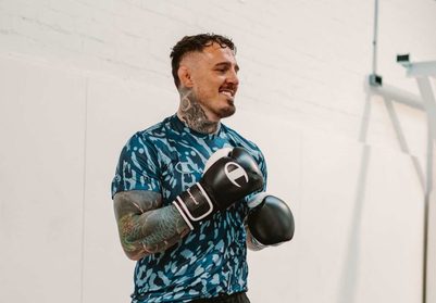 Том Аспиналл отказался от титула чемпиона UFC в тяжелом весе из-за травм глаз. Британец перенес несколько операций и пока не допущен к боям.