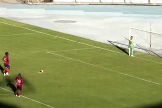 В Боливии вратарь отвернулся во время пенальти, поверив в договоренность о фейр-плей, однако соперник забил гол, который принес его команде победу 3:2.