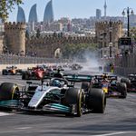 Джордж Расселл выиграл Гран-при Азербайджана Формулы-1 в Баку. Ферстаппен и Хаджар поднялись на подиум, а Антонелли прорвался с 16-го места.