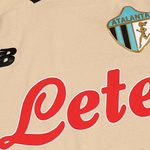 New Balance и Atalanta представили третью форму на сезон 2026/27: бежевый дизайн, герб 1964 года, жаккард и детали, связанные с Бергамо.
