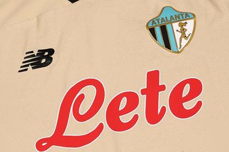 New Balance и Atalanta представили третью форму на сезон 2026/27: бежевый дизайн, герб 1964 года, жаккард и детали, связанные с Бергамо.