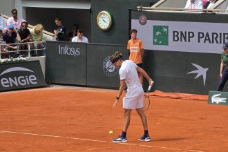 Александр Зверев готовится к подаче на Roland Garros 2026, архивное фото