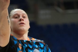 Алина Ягупова в форме Valencia Basket во время матча Евролиги — архивное фото
