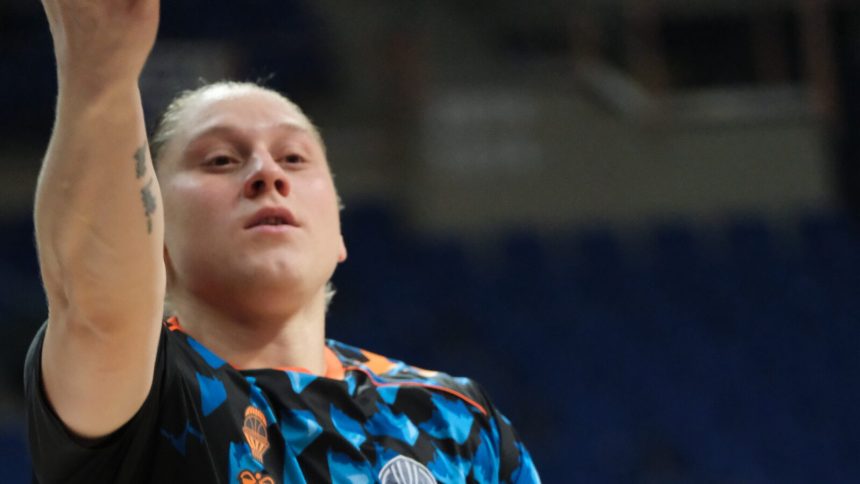 Алина Ягупова в форме Valencia Basket во время матча Евролиги — архивное фото