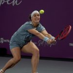 Ангелина Калинина отбивает мяч бэкхендом на турнире WTA