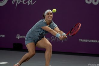 Ангелина Калинина отбивает мяч бэкхендом на турнире WTA