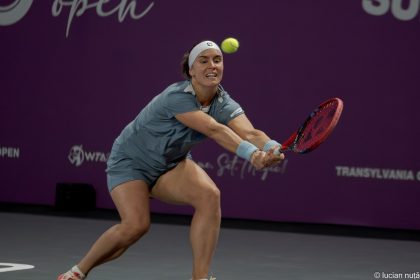 Ангелина Калинина отбивает мяч бэкхендом на турнире WTA