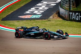 Болид Mercedes Андреа Кими Антонелли с номером 12 на трассе в Имоле