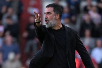 Главный тренер «Шахтера» Арда Туран дает указания игрокам у бровки