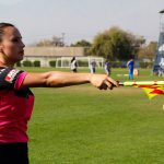 Ассистент арбитра поднимает флаг, фиксируя положение вне игры