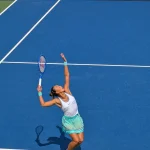 Чжэн Циньвэнь подает на турнире US Open 2026 года