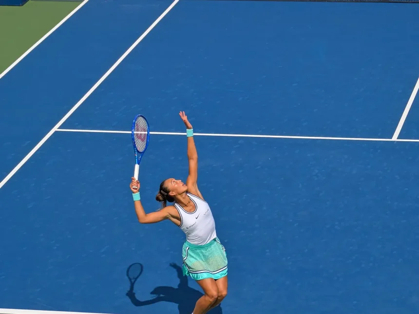Чжэн Циньвэнь подает на турнире US Open 2026 года