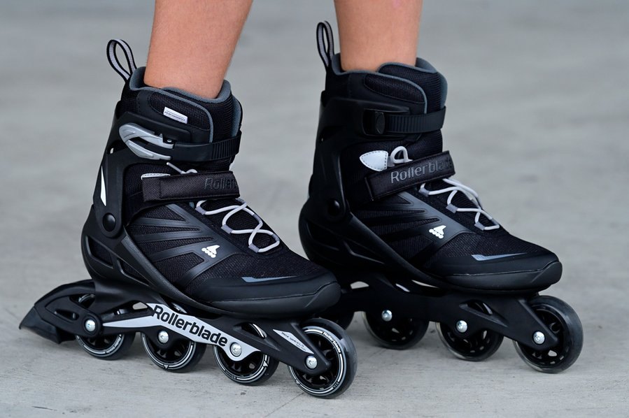 Подросток в фитнес-роликах Rollerblade Zetrablade стоит на асфальте