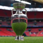 Кубок Анри Делоне — главный трофей чемпионата Европы по футболу — на газоне стадиона «Уэмбли»