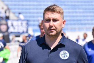 Главный тренер «Кудровки» Александр Протченко на матче УПЛ с «Динамо»
