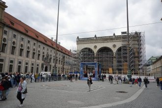 Площадь перед Фельдхеррнхалле в Мюнхене во время финала Лиги наций 2025 года