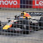 Макс Ферстаппен за рулем Red Bull на трассе в Сингапуре в 2025 году