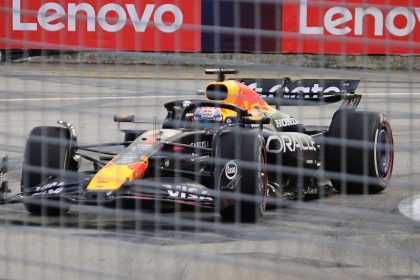 Макс Ферстаппен за рулем Red Bull на трассе в Сингапуре в 2025 году