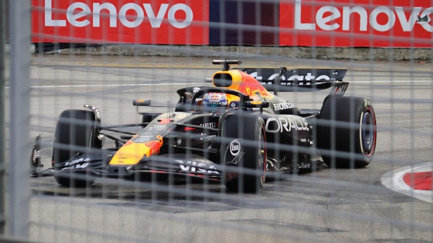 Макс Ферстаппен за рулем Red Bull на трассе в Сингапуре в 2025 году