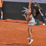 Марта Костюк подает в матче Roland Garros 2026, архивное фото