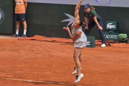 Марта Костюк подает в матче Roland Garros 2026, архивное фото