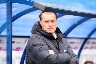 Патрик ван Леувен у скамейки запасных, архивное фото 2023 года