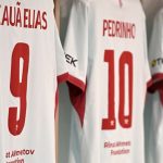 Футболка Педриньо с номером 10 в раздевалке Шахтера