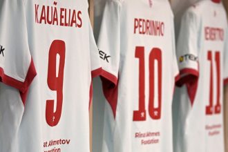 Футболка Педриньо с номером 10 в раздевалке Шахтера