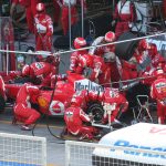 Пит-стоп Ferrari в Формуле-1: механики меняют колеса