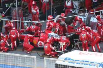 Пит-стоп Ferrari в Формуле-1: механики меняют колеса
