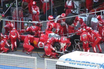 Пит-стоп Ferrari в Формуле-1: механики меняют колеса