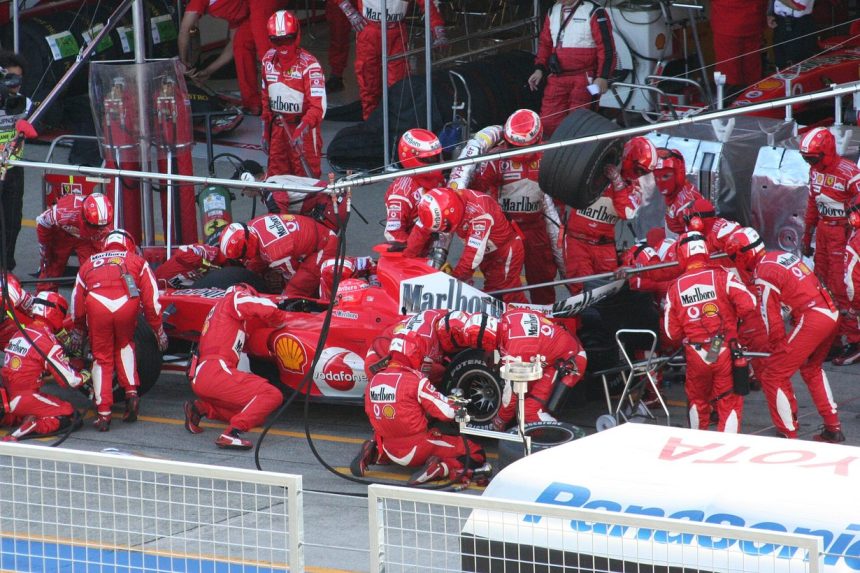 Пит-стоп Ferrari в Формуле-1: механики меняют колеса