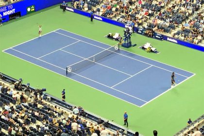 Теннисный корт на US Open во время разминки перед полуфиналом