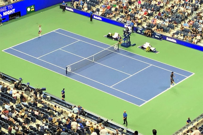 Теннисный корт на US Open во время разминки перед полуфиналом