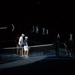 Теннисисты у сетки на корте турнира Masters в Париже