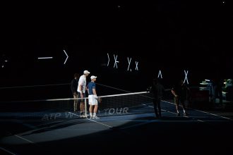 Теннисисты у сетки на корте турнира Masters в Париже