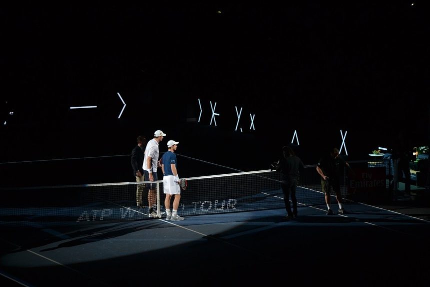 Теннисисты у сетки на корте турнира Masters в Париже