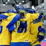 Хоккеисты сборной Украины празднуют гол