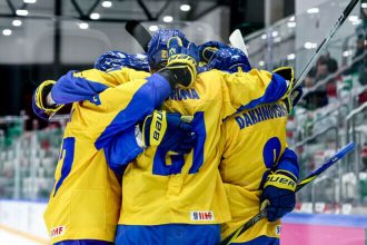 Хоккеисты сборной Украины празднуют гол