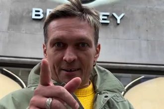 Александр Усик напомнил Фрэнку Уоррену об обещанном Bentley за победу над Дюбуа. Что сказал боксер и почему промоутер должен подарить ему авто.