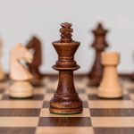 Шахматный король на доске — иллюстрация к победе Мирона Нетребки на ЧМ U9