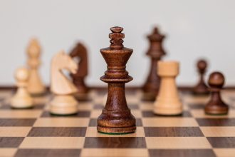 Шахматный король на доске — иллюстрация к победе Мирона Нетребки на ЧМ U9