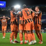 Игроки Шахтера празднуют гол в матче Лиги чемпионов с АЕК