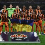 Стартовый состав Шахтера с флагом Украины перед матчем Лиги чемпионов с АЕК на Стэмфорд Бридж