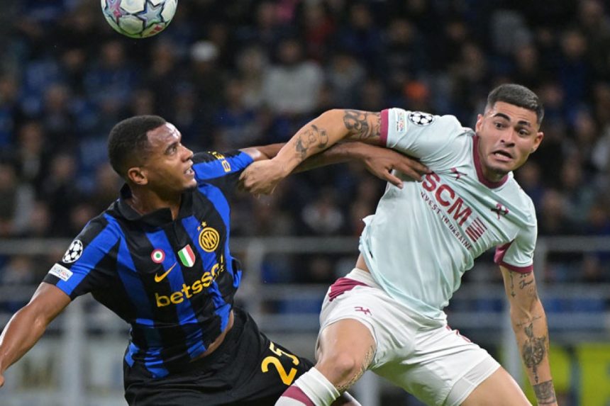Игрок «Шахтера» в борьбе с футболистом «Интера» в матче Лиги чемпионов 21 октября 2026