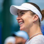 Элина Свитолина улыбается на корте во время турнира WTA